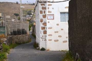 El Cubillo implora por la conexión a la red de saneamiento y el asfaltado de su acceso (Foto TA)